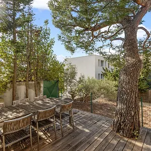 https://cassis-superbe-appartement-avec-terrasse.fr-provencehotel.com